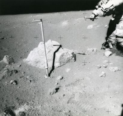 null Nasa. Apollo 16. L'astronaute John W. Young collecte des échantillons au sommet...