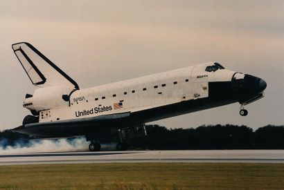 null NASA. Nice landing of the space shuttle ATLANTIS (Mission STS-74) on runway...