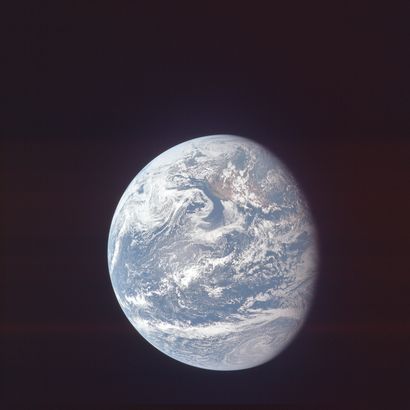 null NASA. GRAND FORMAT. Mission Apollo 11. Une vue presque intégrale du globe terrestre...
