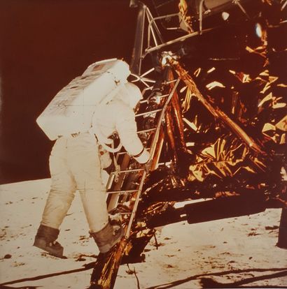 null Apollo 11. MOYEN FORMAT. L'astronaute Buzz Aldrin descend du module lunaire...