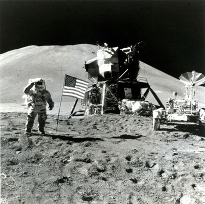 null Nasa. L'astronaute James Irwin salue le drapeau américain, module lunaire Falcon...