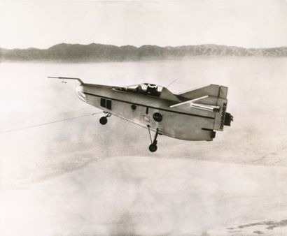 null Nasa. Rare photographie de l'avion expérimental surnommé "BATHTUB" utilisé dans...