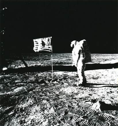 null Nasa. Mission historique APOLLO 11. Buzz Aldrin debout sur le sol lunaire devant...