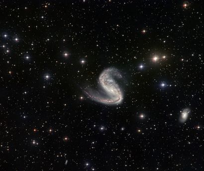 null NASA. GRAND FORMAT. Rare vue d'une galaxie ayant une forme dramatiquement asymétrique...