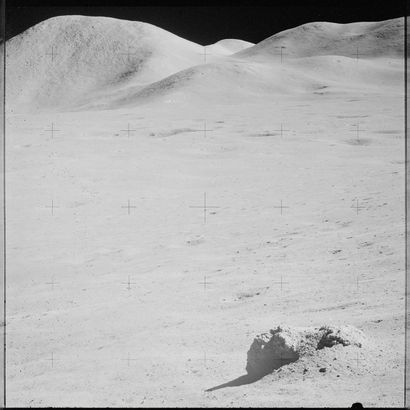 null NASA. GRAND FORMAT. Mission Apollo 15. Belle vue lunaire montrant le grand Mont...