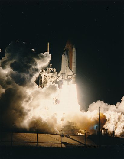 null NASA. Very nice night takeoff of the space shuttle ATLANTIS (Mission STS-86)...