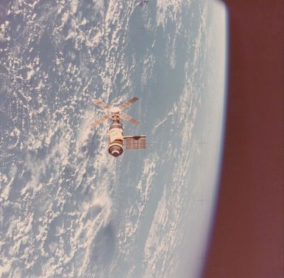 null Nasa. Vue devant le globe terrestre du laboratoire spatial SKYLAB. Avril 1973.Tirage...