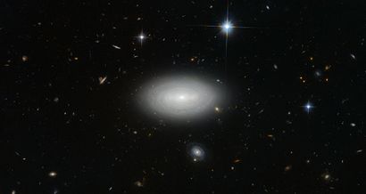 null NASA. GRAND FORMAT. TELESCOPE SPATIAL HUBBLE. La plus solitaire des galaxies....