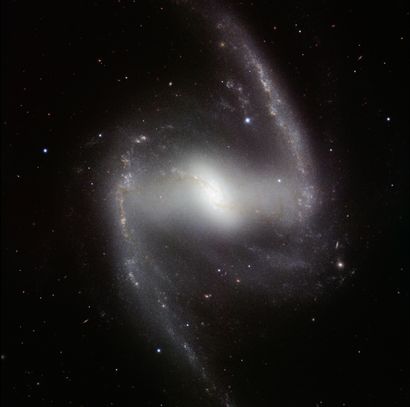 null NASA. GRAND FORMAT. Une superbe vue d'une étonnante galaxie de laquelle une...