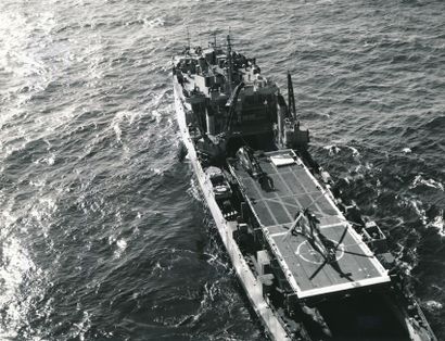 null NASA. Le navire "USS Donner" se déplace vers la zone d'amerissage de la capsule...