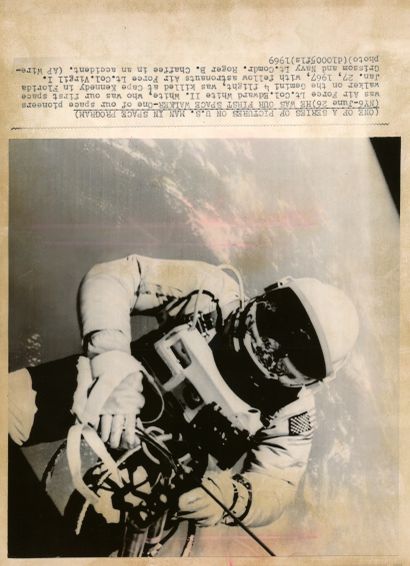 null Nasa. Misison Gemini 4. Historical photograph. Astronaut Ed. White floats alone...
