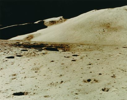 null Nasa. Mission Apollo 15. Observation du relief lunaire depuis le site d'alunissage...