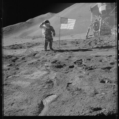 null NASA. GRAND FORMAT. Mission APOLLO 15. L'astronaute Dave Scott salut le drapeau...