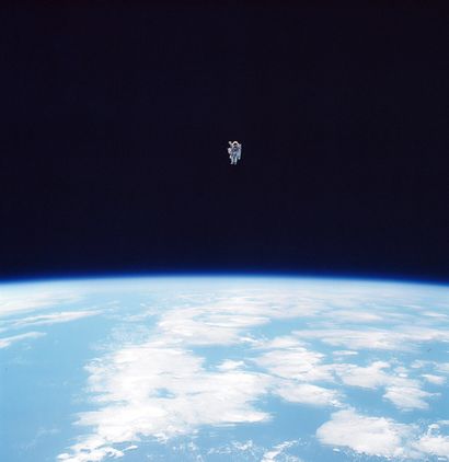 null NASA. GRAND FORMAT. Fantastique vue de l'astronaute BRUCE MC CANDLESS lors d'une...