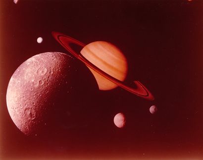 null Nasa. Magnifique vue du système saturnien présentant la planète Saturne entourée...