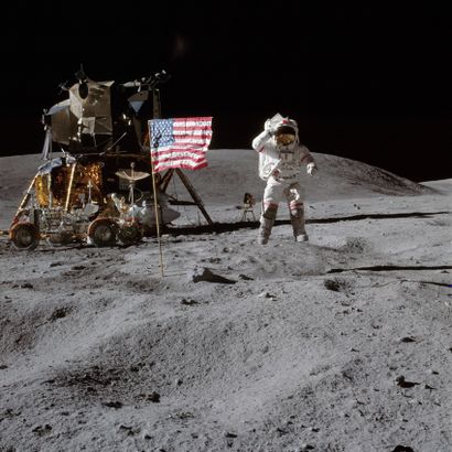 null Nasa. Mission Apollo 16. Salut au drapeau américain sur la Lune le 21 avril...