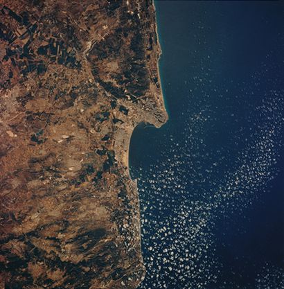 null NASA. Une très belle vue de la baie d'Haifa en Israël depuis l'espace et la...