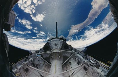 null NASA. Impressionnate vue au "fish-eye" de la soute de la navette spatiale Columbia...