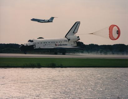 null Nasa. Space shuttle Atlantis (Mission STS-84) makes a perfect landing on runway...