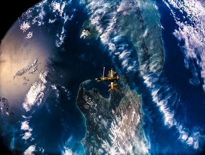 null NASA. Nice view of the MIR Space Station photographed by the space shuttle ATLANTIS...