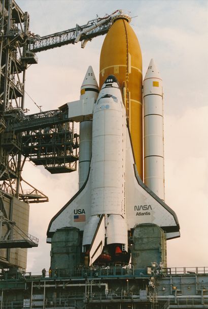 null Nasa. La navette spatiale Atlantis (Mission STS-74) vient de terminer son cheminement...