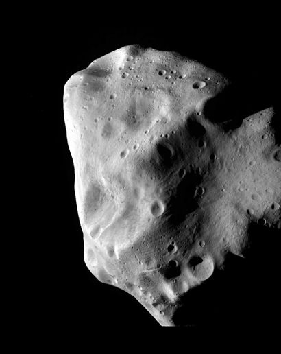 null NASA. Belle vue d'une large portion de l'astéroïde LUTECIA qui serait selon...