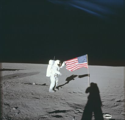 NASA Nasa. GRAND FORMAT. Apollo 12. L'astronaute Charles Conrad Jr. se tient au côté...