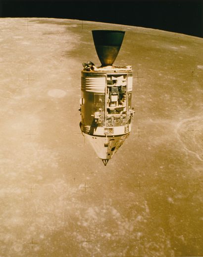 NASA Apollo 15, 1971. Vue du module de commande de la mission Apollo 15 depuis le...