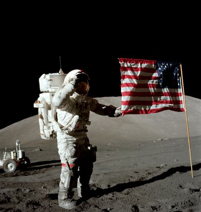 NASA Nasa. GRAND FORMAT. Le commandant Eugène Cernan devant le dernier drapeau américain...