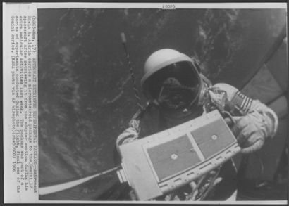 NASA NASA. Mission GEMINI 12. Edwin A. Aldrin en sortie extra-véhiculaire autour...