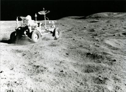 NASA Nasa. Apollo 16. Célèbre photographie d'une accélération spectaculaire du rover...