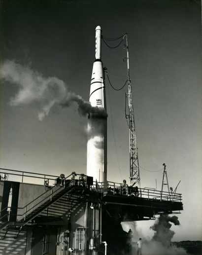 NASA Nasa. US Air Force. Test d'une fusée missile le 23 avril 1958 sur la zone destinée...