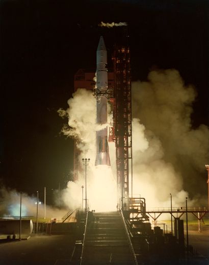 NASA NASA. Beau décollage de nuit d'une fusée depuis Cap Canavéral. Circa 1980.Tirage...
