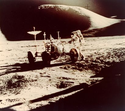 NASA Nasa. Apollo 15. James Irvin et le Rover devant le mont Hadley. Juillet 1971....