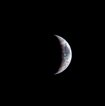 NASA Nasa. GRAND FORMAT. Rare parfait croissant de Terre observé depuis le module...