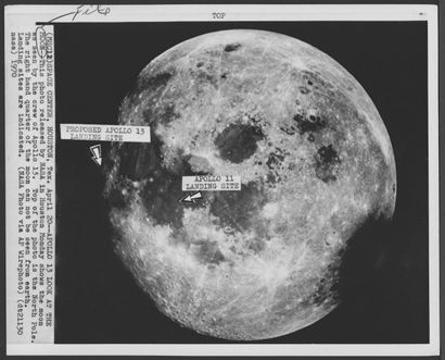 NASA NASA. Mission APOLLO 13. Vue de la Lune. Le pôle nord et en haut de l'image....
