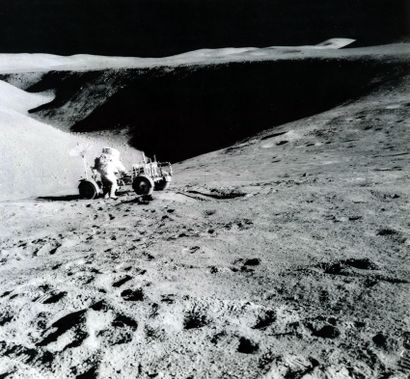 NASA NASA. Apollo 15. L'astronaute Scott et le rover lunaire au sommet de Hadley...
