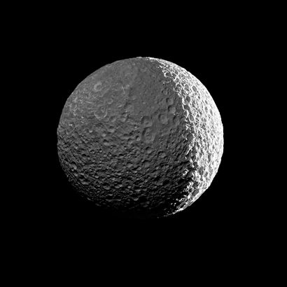 NASA NASA. Vue de Mimas, satellite de la planète Saturne. Mimas est le plus petit...