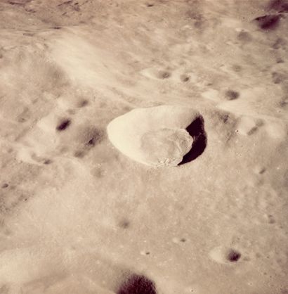 NASA NASA. Apollo 10. Belle vue du cratère lunaire "Ventris M" depuis le module lunaire...