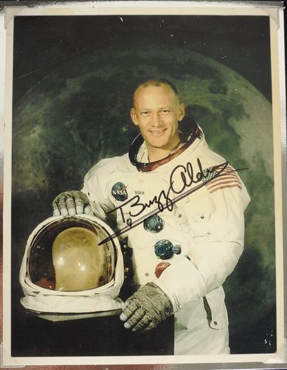 NASA Apollo 11 : ensemble de deux photos couleurs dédicacées par Neil Armstrong et...