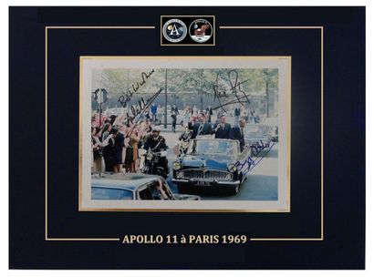 NASA Apollo XI : photo couleur dédicacée par l'équipage Apollo XI à bord d'une des...