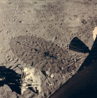 NASA Nasa. Mission Apollo 14. Vue du sol lunaire depuis le module lunaire montrant...