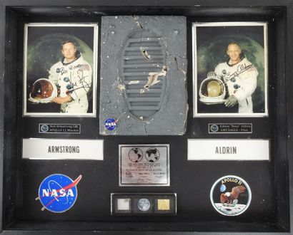 NASA Apollo 11 : ensemble de deux photos couleurs dédicacées par Neil Armstrong et...