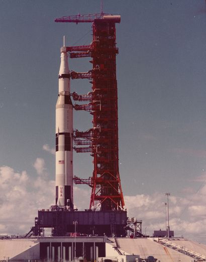 NASA NASA. Sur son pas de tir à Cap Kennedy, la fusée SATURNE 5 se dresse majestueusement...