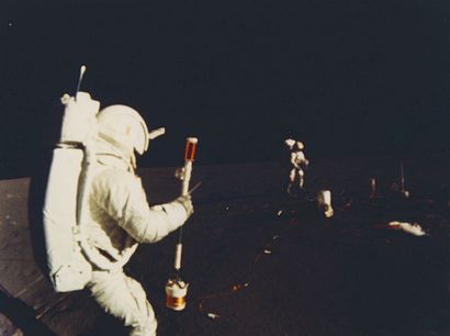 NASA 
Nasa. Mission Apollo. Vue d'astronautes sur le sol lunaire effectuant une sortie...