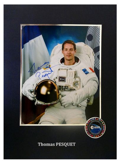 NASA Thomas Pesquet : photo couleur dédicacée par Thomas Pesquet en tenue de Spationaute,...