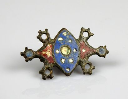 null Exceptional fibula with red and blue enamel decoration, very bright colors

Bronze...
