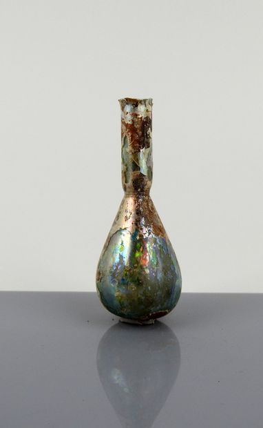 null Vase with a globular body showing an important iridescence

Glass 11.5 cm missing

Roman...