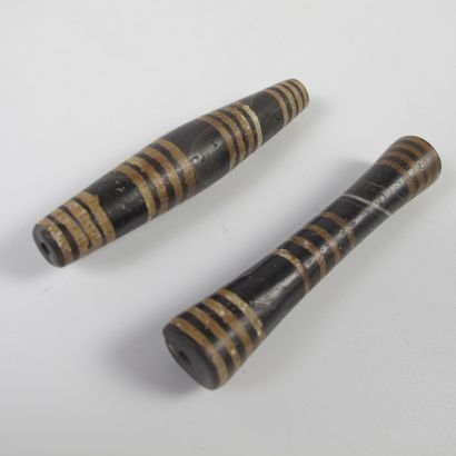 null Two long agate beads

About 7 cm, decorated with 12 and 16 circular bands

Middle...