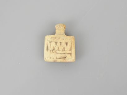 null Amulette représentant une table d’offrande

Os 2 cm

Egypte période copte